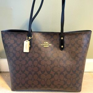 Large Coach bag. Only used for a short time. It’s in excellent condition.